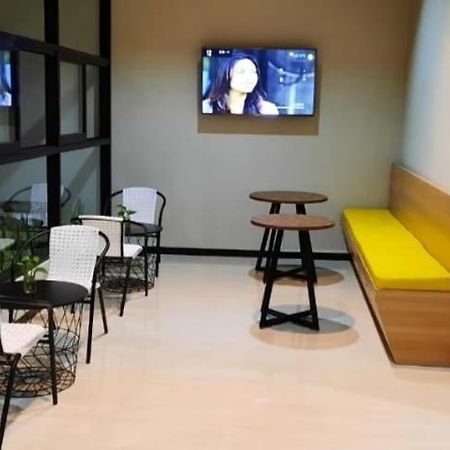 Phoenix Guest House スラバヤ エクステリア 写真